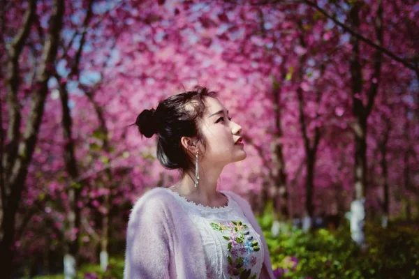 Asiatin Frühlingsblumen — Stockfoto