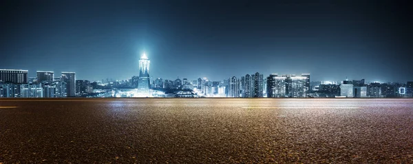 Strada Asfaltata Vuota Con Paesaggio Urbano Skyline Della Cina — Foto Stock