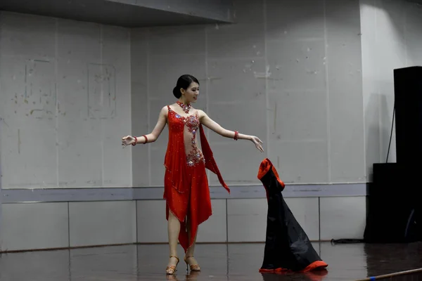 Mujer Joven Vestido Rojo Bailando Estudio — Foto de Stock