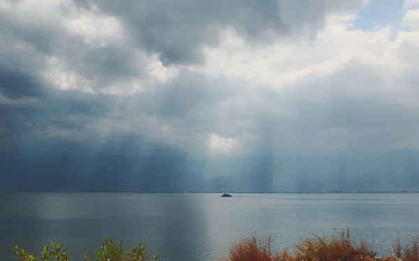 Hermoso Paisaje Con Lago Fondo — Foto de Stock