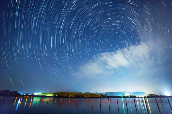 Nocny Krajobraz Pięknym Jeziorem Tle — Zdjęcie stockowe