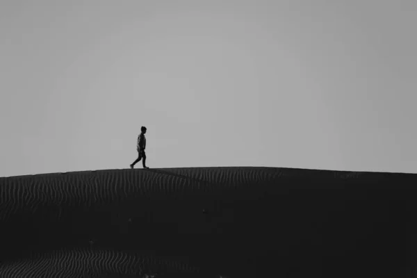 Hombre Desierto Con Una Mochila Una Tienda Campaña — Foto de Stock