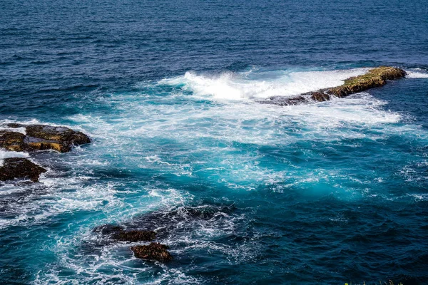Wellen Krachen Auf Die Küste Des Mittelmeeres — Stockfoto