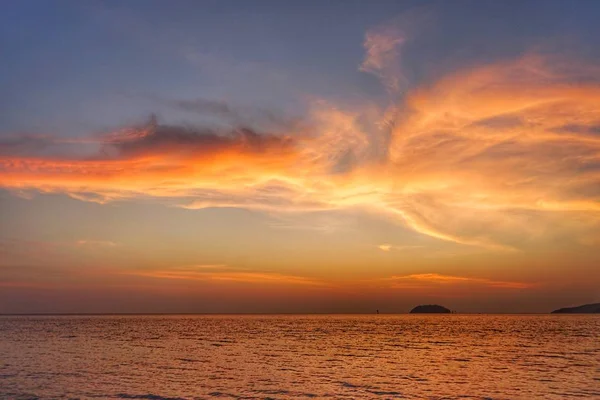 พระอาท ตกท สวยงามเหน อทะเล — ภาพถ่ายสต็อก