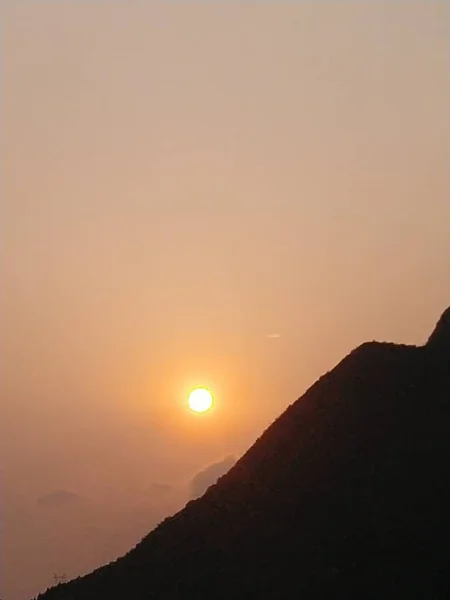 Puesta Sol Sobre Paisaje Montaña — Foto de Stock
