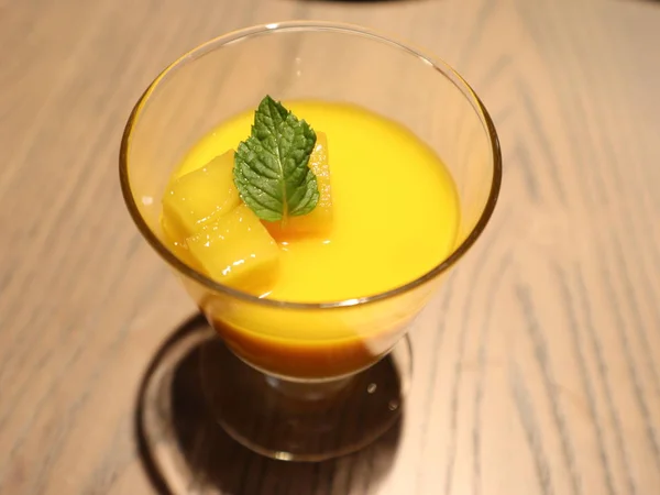 Vaso Jugo Naranja Con Hojas Menta — Foto de Stock