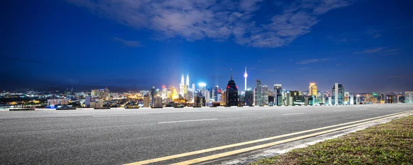 Strada Asfaltata Vuota Con Paesaggio Urbano Skyline Della Cina — Foto Stock