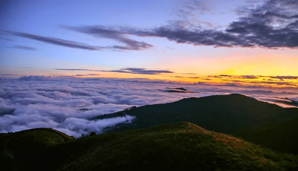 Belo Pôr Sol Sobre Montanha — Fotografia de Stock