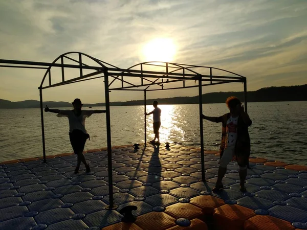 Silueta Hombre Una Mujer Caminando Por Muelle — Foto de Stock