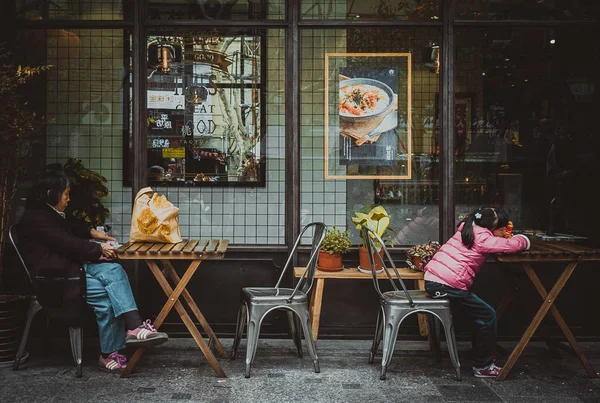 Pár Turistů Pouliční Kavárně — Stock fotografie
