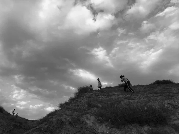 Pareja Joven Las Montañas — Foto de Stock