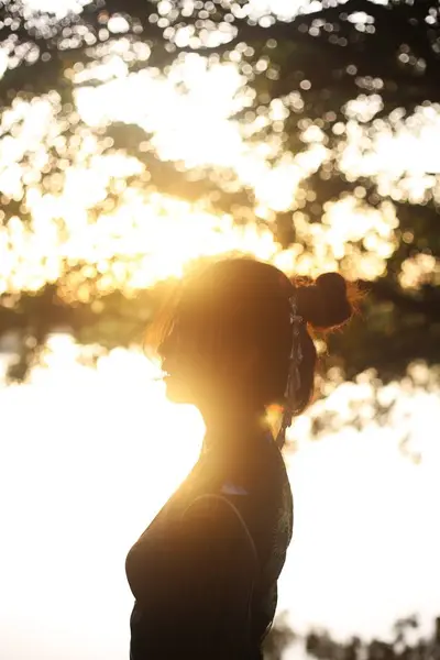 Młoda Kobieta Świetle Zachodu Słońca — Zdjęcie stockowe