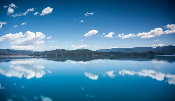 Lago Cielo Azul Con Nubes — Foto de Stock