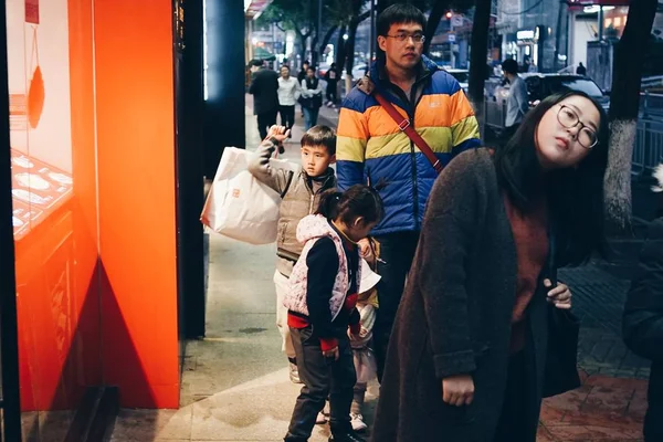 Familia Feliz Ciudad — Foto de Stock