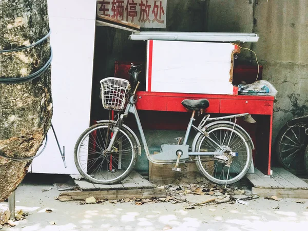 Vieja Bicicleta Vintage Roja Con Una Silla Negra — Foto de Stock