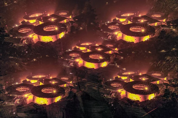 Nachtansicht eines schön geschmückten Weihnachtsbaums — Stockbild Nachtansicht Eines Schön Geschmückten Weihnachtsbaums — Stockfoto