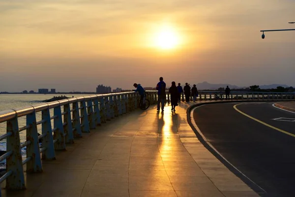 Silueta Hombre Una Mujer Caminando Por Playa Atardecer — Foto de Stock