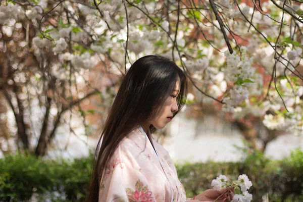 Mujer Asiática Jardín Primavera — Foto de Stock