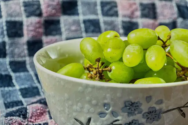 Aceitunas Verdes Tazón Sobre Una Mesa Madera — Foto de Stock