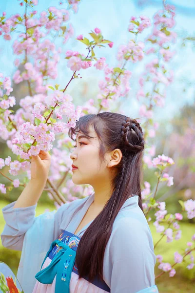 Fröhliche Asiatin Garten Voller Baumblüten — Stockfoto