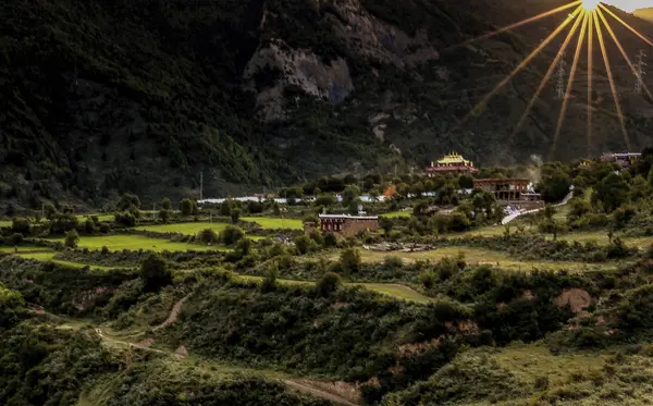 Dağlardaki Köyün Güzel Manzarası — Stok fotoğraf