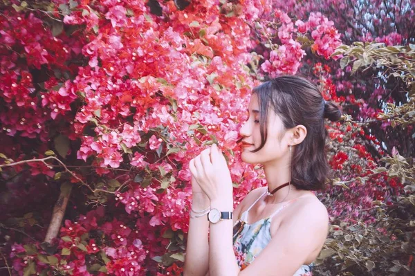 Atrakcyjna Azjatycka Kobieta Stoi Ogrodzie Wiśniowych Kwiatów Wiosną — Zdjęcie stockowe