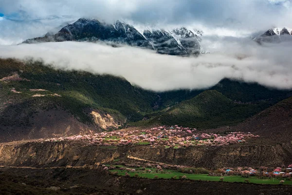 Красивый Горный Пейзаж Облаками Горами — стоковое фото