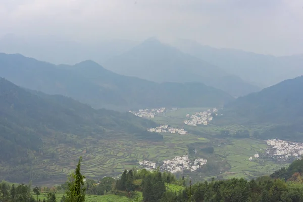 Hermosa Vista Del Paisaje Con Montañas — Foto de Stock