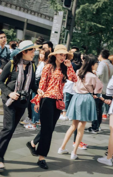 Grupo Personas Caminando Por Ciudad — Foto de Stock