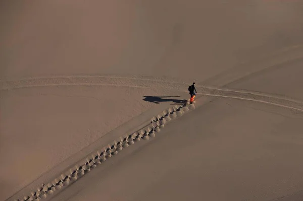 Hombre Chaqueta Roja Parado Las Dunas Arena Desierto — Foto de Stock