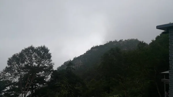 Nubes Blancas Negras Las Montañas — Foto de Stock