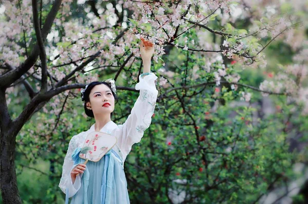 Beautiful Asian Woman Posing Blooming Spring Garden — Stock Photo, Image