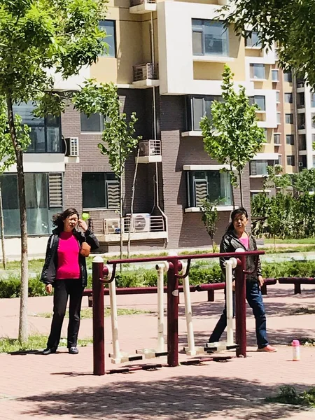 Dos Chicas Enamoradas Caminando Por Ciudad — Foto de Stock