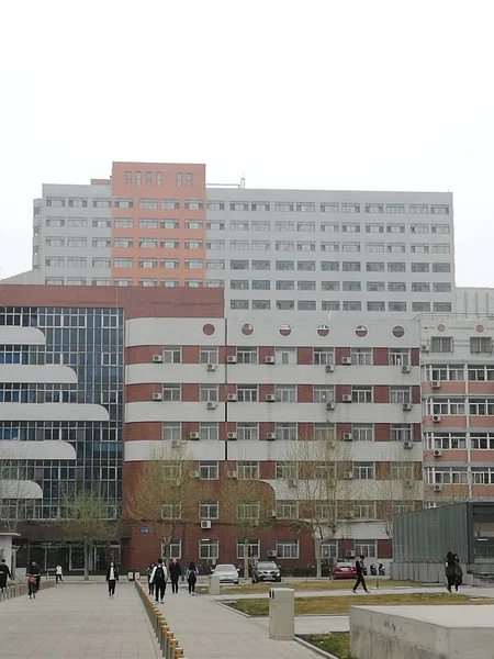 Edificio Moderno Con Edificios Rojos Blancos — Foto de Stock