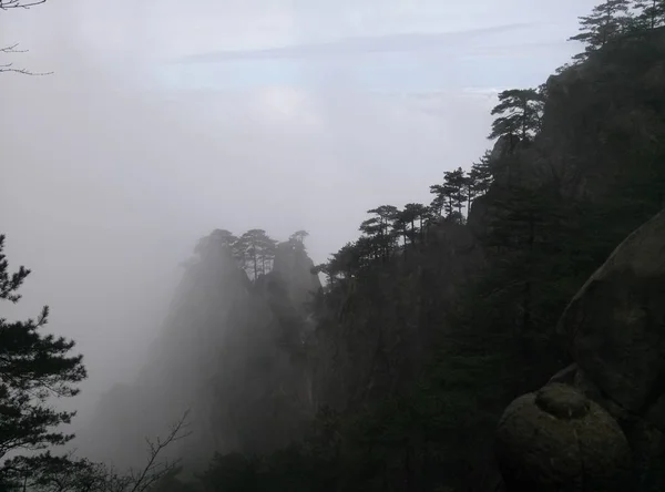 Paisaje Montaña Con Niebla Nubes — Foto de Stock