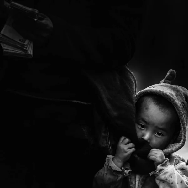 Retrato Una Joven Con Bebé Sus Brazos — Foto de Stock