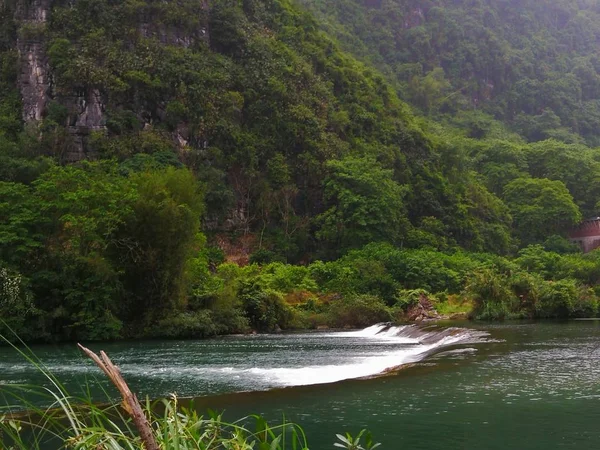 Movimiento Hermosa Cascada Que Fluye — Foto de Stock