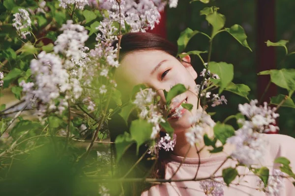 Asiatin Posiert Mit Blumen Garten — Stockfoto