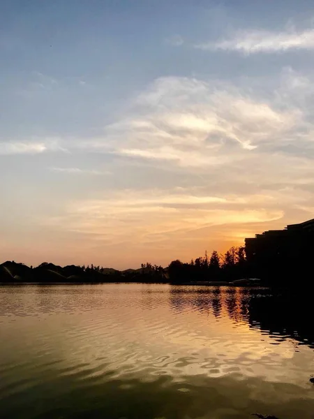 Hermoso Atardecer Sobre Lago — Foto de Stock