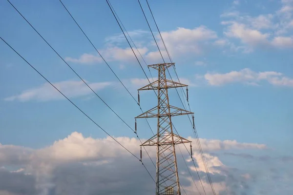 Linee Elettriche Alta Tensione Contro Cielo Blu — Foto Stock