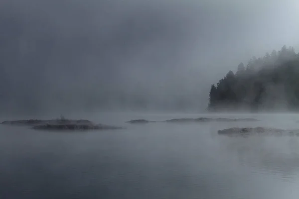 Nuvole Bianche Nere Nella Nebbia — Foto Stock