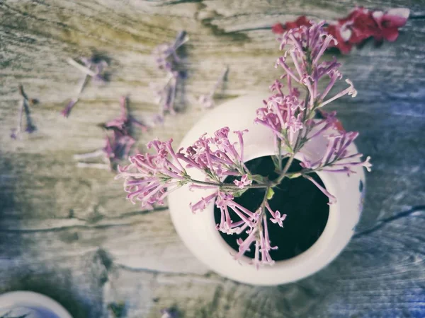 Mazzo Fiori Lilla Uno Sfondo Legno — Foto Stock