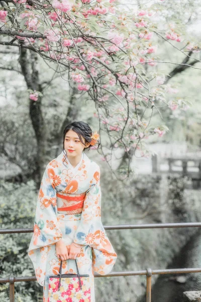 Веселая Азиатская Женщина Саду Полном Цветов Деревьев — стоковое фото