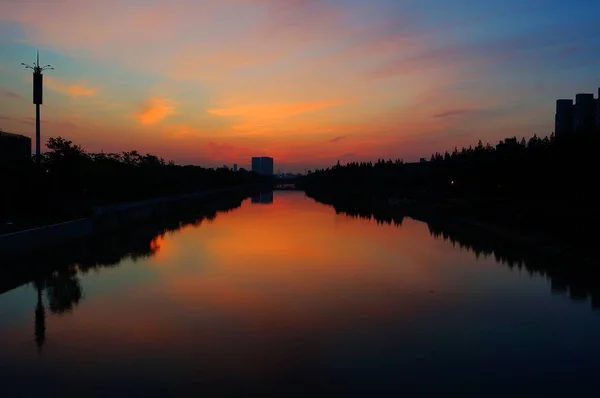 Puesta Sol Sobre Lago Por Noche — Foto de Stock