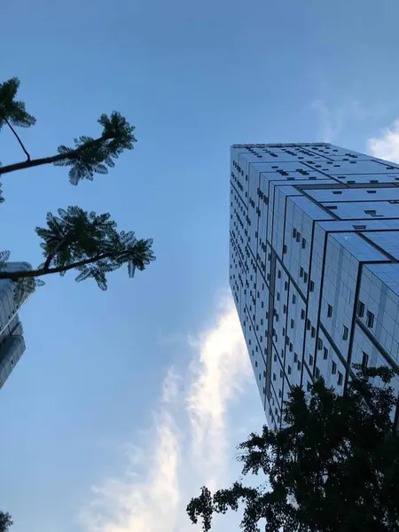 Edificio Moderno Con Cielo Nubes — Foto de Stock