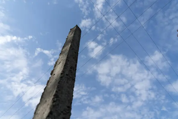 Vecchia Recinzione Metallo Contro Cielo Blu — Foto Stock