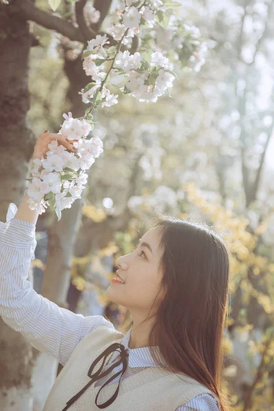 Fröhliche Asiatin Garten Voller Baumblüten — Stockfoto