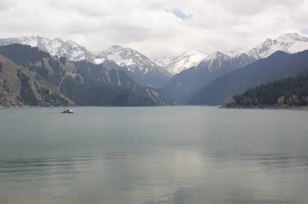 Stock image beautiful mountain lake in the alps