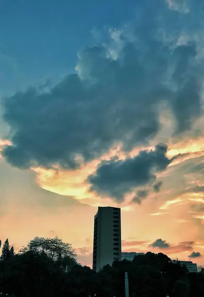 Hermosa Puesta Sol Sobre Ciudad — Foto de Stock