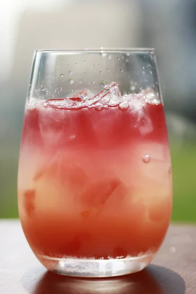 Copa Vino Tinto Con Cubitos Hielo Sobre Fondo Blanco — Foto de Stock